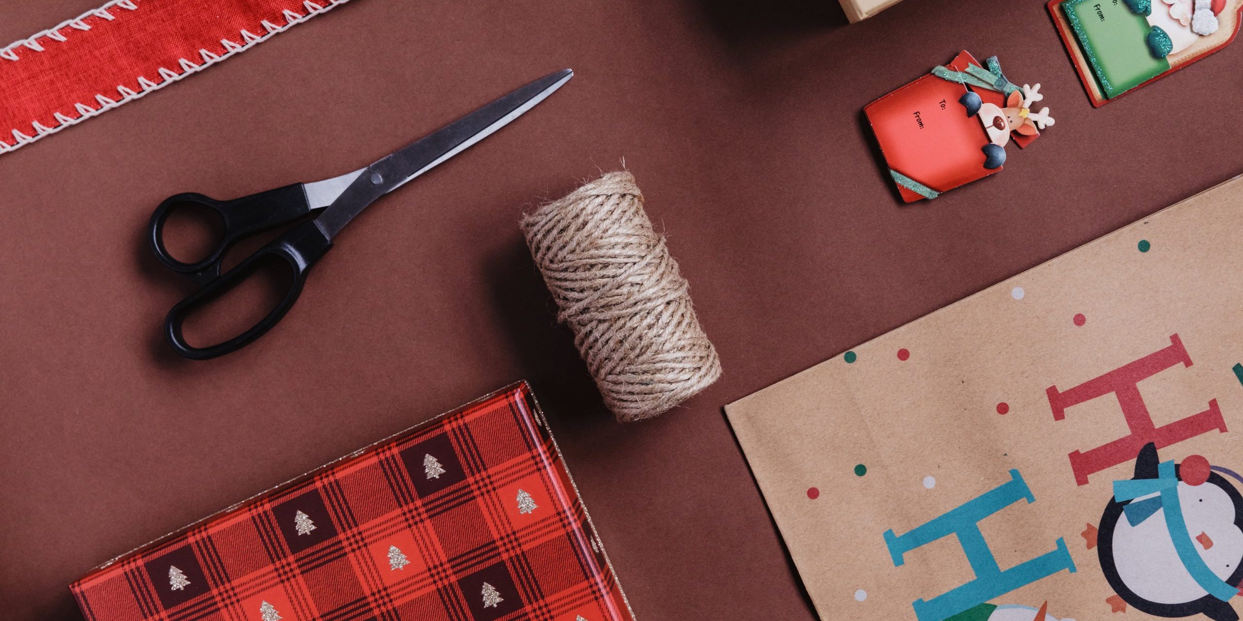 christmas-gift-wrap-flatlay