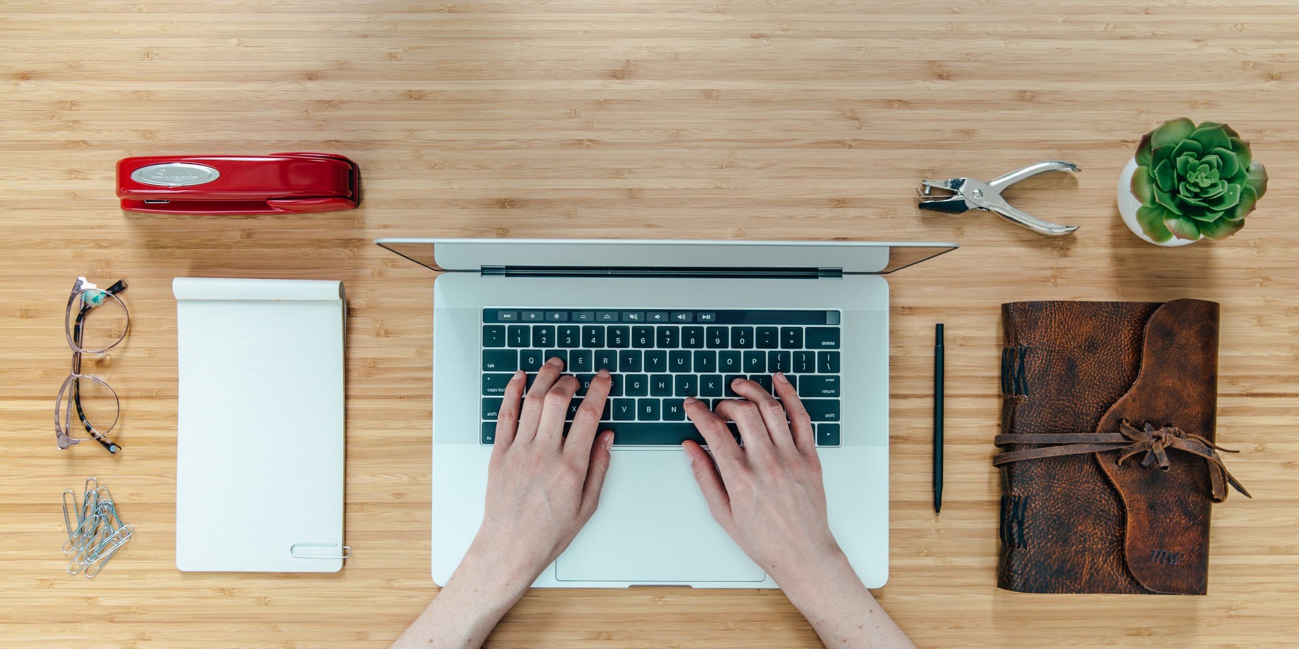 desk-office-workspace-flatlay