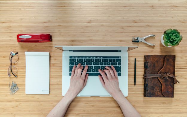 desk-office-workspace-flatlay